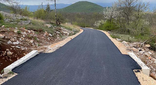 Po ovoj slici i betonom propusta reklo bi se da će i za poplave cesta biti prohodna, ako i asfalt Suvaja ne - odnese                                                                                                                                      